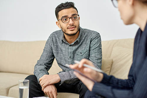 Man having conversation with therapist about drug detox
